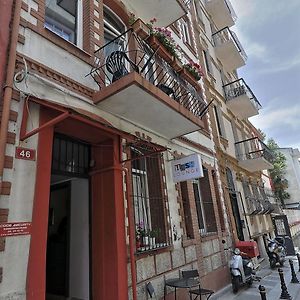 Hush Hostel Lounge